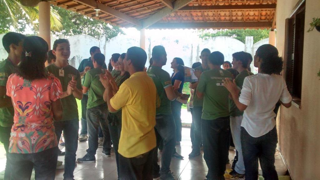 Momento de Louvor e alegria na visita à residência dos jovens missionários do