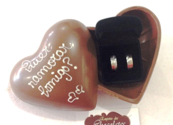 Coração Personalizado Coração de chocolate personalizado embalado em celofane e fita em diversas cores.