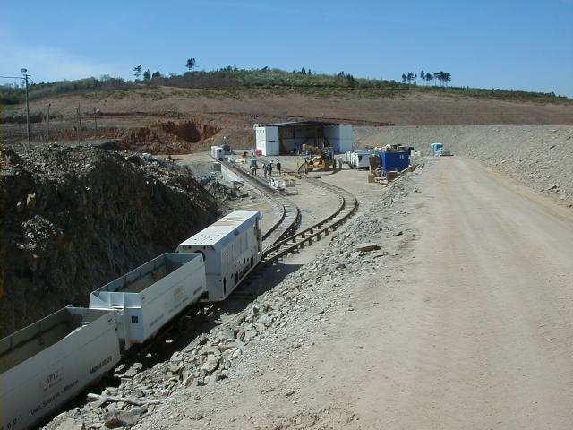 emboquilhamento de montante, local onde foi montada a tuneladora. Nessa zona foi necessário utilizar betão projectado para garantir a estabilidade dos taludes.