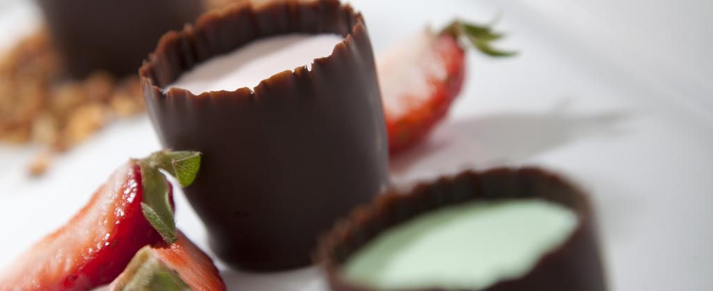 COPINHOS DE CHOCOLATE Feitos com 100% chocolate Callebaut, os copinhos são um deleite para os olhos e paladar.