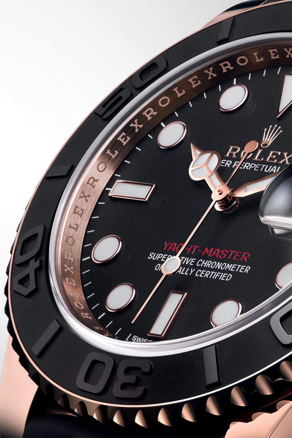 Função do Yacht-Master 40 LUNETA GIRATÓRIA BIDIRECIONAL A luneta giratória bidirecional graduada 60 minutos do Yacht Master é feita de disco de cerâmica Cerachrom preto, ouro amarelo 18 quilates ou