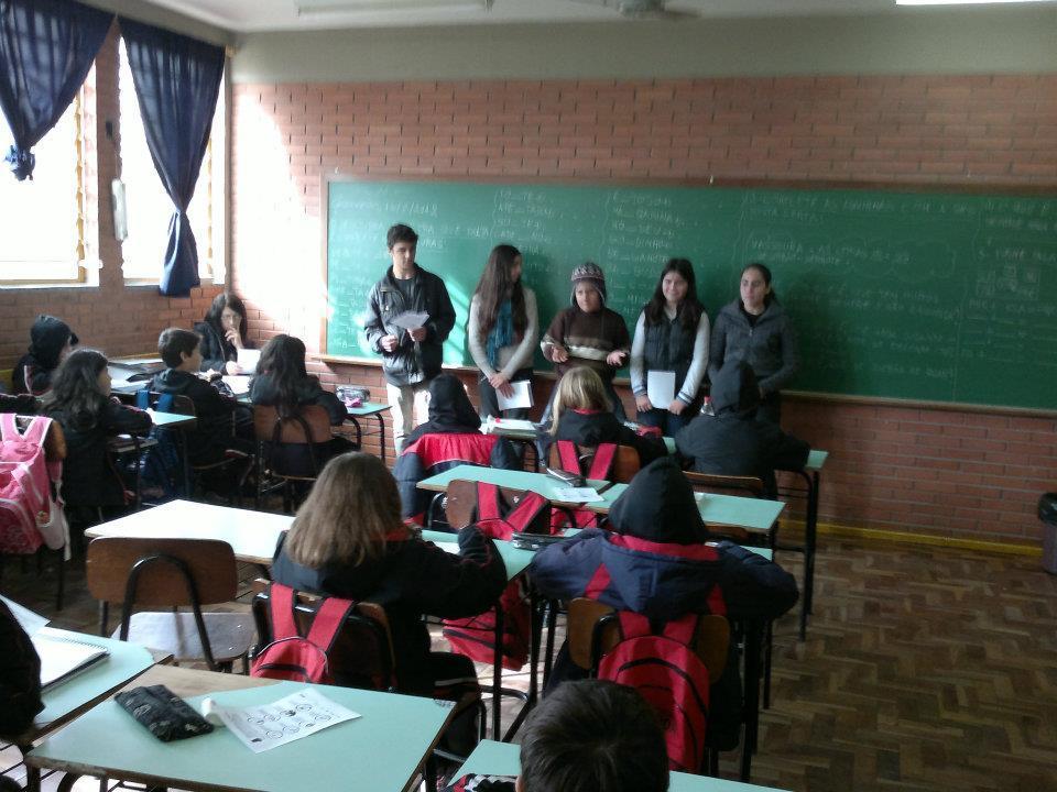 Aproveitando o interesse e disponibilidade do grupo em divulgar ações relacionadas à saúde e prevenção dentro da escola, os estudantes passaram também a levar alguns trabalhos aos alunos das séries