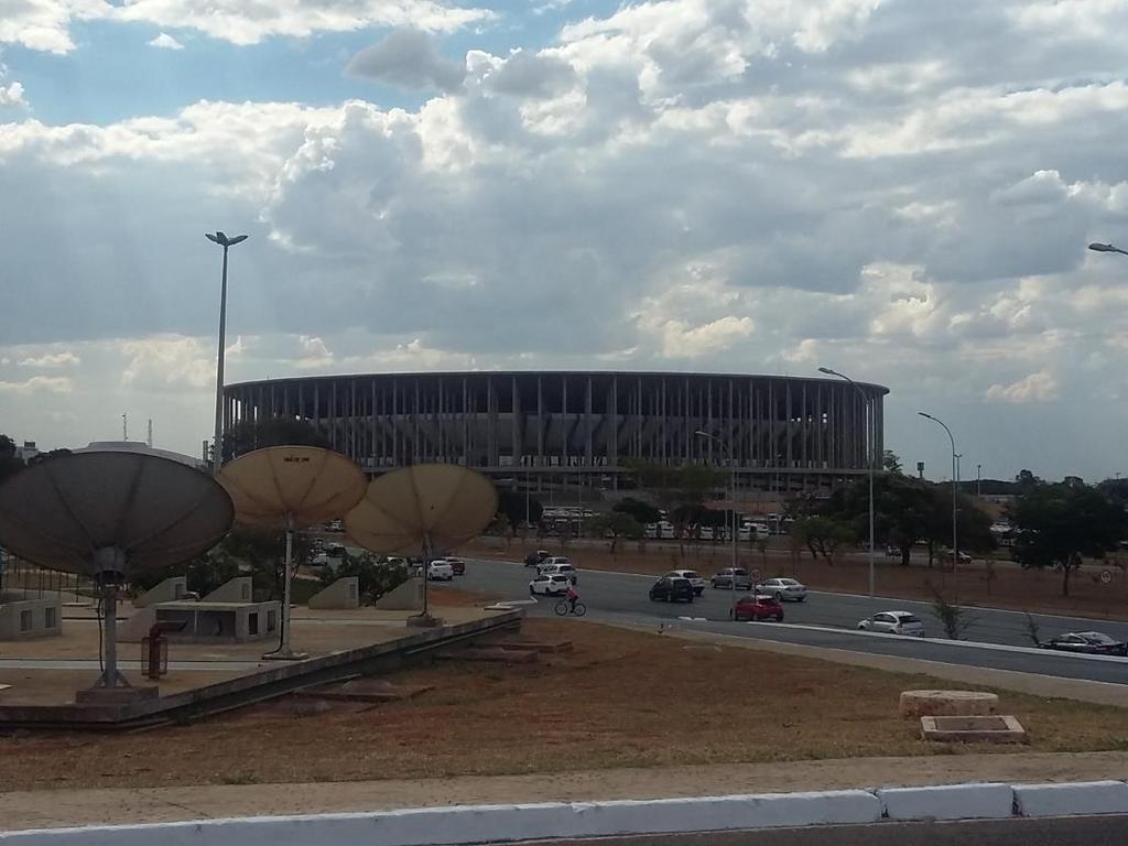 Estádio Nacional Mané Garrincha, localizado atrás da Torre de TV. 13.