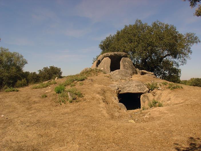 EM PORTUGAL Anta ou dólmen Construção feita em pedra, composta por vários esteios que sustentam uma