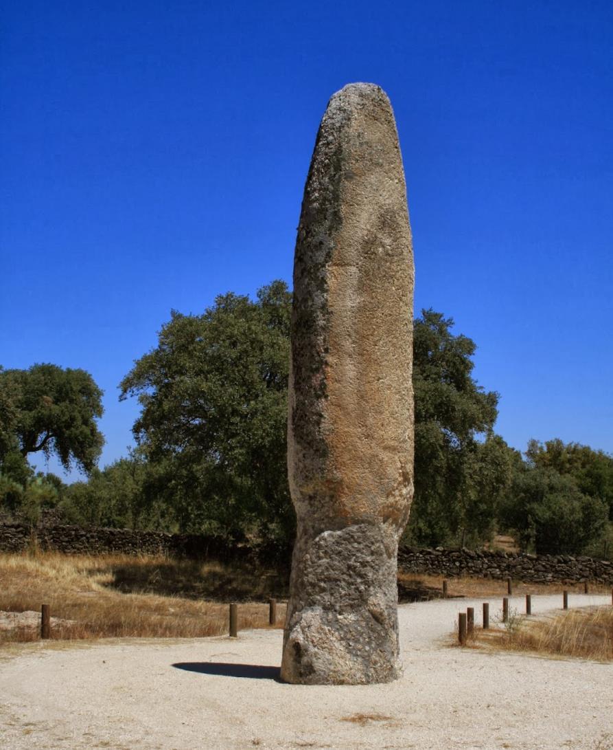 EM PORTUGAL Menir Bloco de pedra isolado, de grande dimensão, enterrado no chão, na vertical.