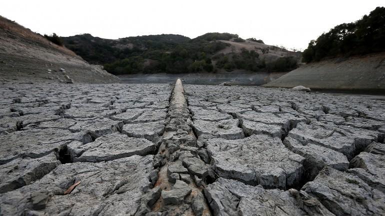 (01/4/2015) Califórnia restringe uso de água devido a seca histórica Governador da Califórnia ordenou que cidades e