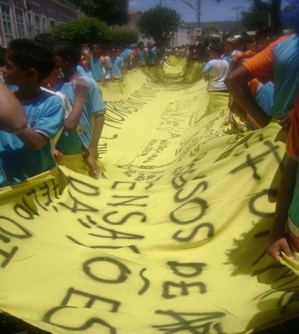 Foto 15: Parangolé Coletivo Trabalho desenvolvido com alunos de Escola Pública que abordou