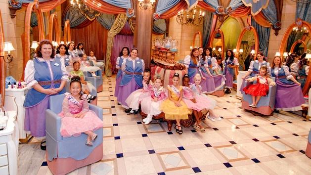 parque conta com os personagens principais das histórias e filmes da Disney. Todas as princesas participam. Magic Kingdom Electrical Parade: belo show de luzes e música.