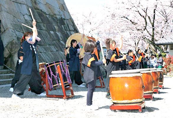 costume, será realizado o Festival das Cerejeiras de 24 de março a 10 de abril nos arredores do Saikawa Tsutsumi e Parque do Castelo Sunomata Ichiya-jo.
