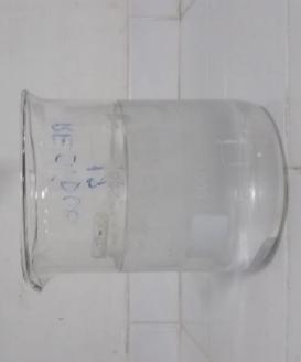 25 Hidróxido de Sódio 6 mol/l até o potencial adquirir o valor de 8,20 e a solução final (Figura 31) ser descartada na pia, sob água corrente. Figura 31.