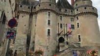 Terça-feira às 7h00 Castelos do Loire CHAMBORD - CHENONCEAU - AMBOISE Um dia