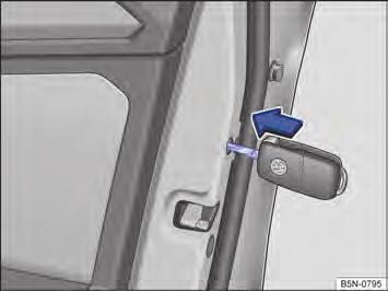 O sistema de alarme antifurto não é ativado no travamento manual do veículo com a haste da chave Página 99. Fig. 78 Maçaneta da porta do condutor: alavancar a capa de cobertura para fora.
