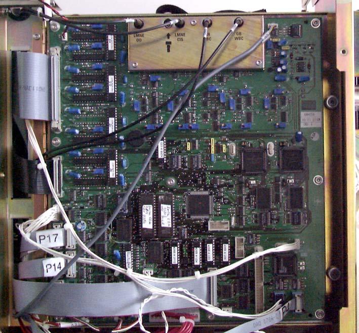 2. Descrição & Tecnologia RAB082BA + Placa principal Localizada no lado esquerdo do equipamento. A placa fica presa em uma porta para permitir acesso aos módulos fluídicos.