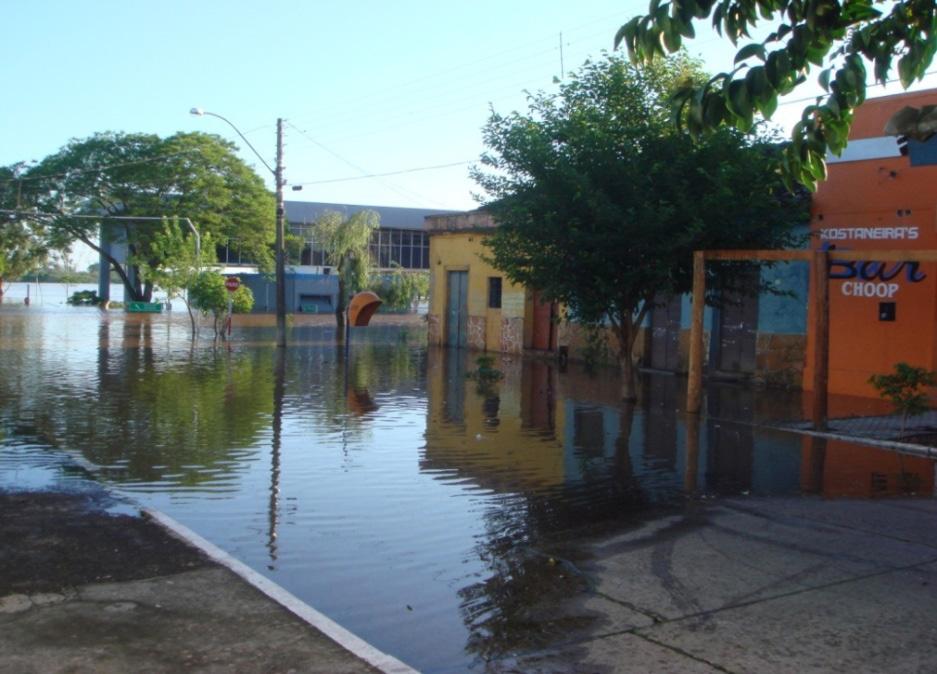 678 SILENE RAQUEL SAUERESSIG, LUIS EDUARDO SOUZA ROBAINA ANÁLISE DO PERIGO Perigo se refere a ameaça de ocorrer um evento de inundação que afete a área urbana do município de Itaqui, com