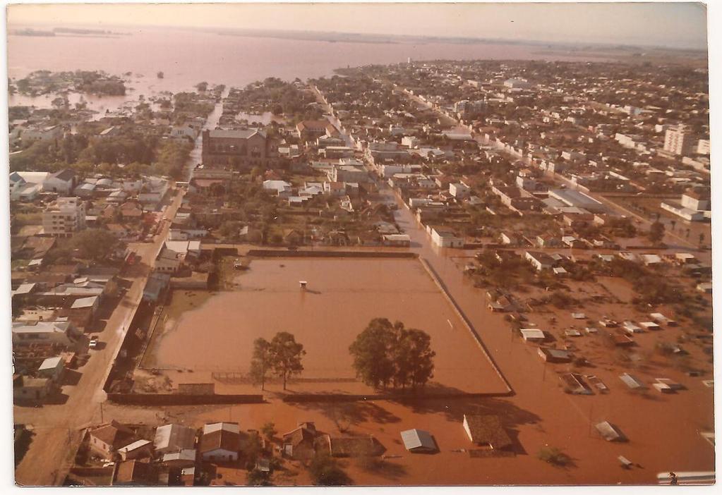 BGG v. 42, n.2 - págs. 672-687 - MAIO de 2015. 679 A maior inundação ocorrida para o período em análise foi no ano de 1983, quando a inundação alcançou a cota fluviométrica de 14,52m.