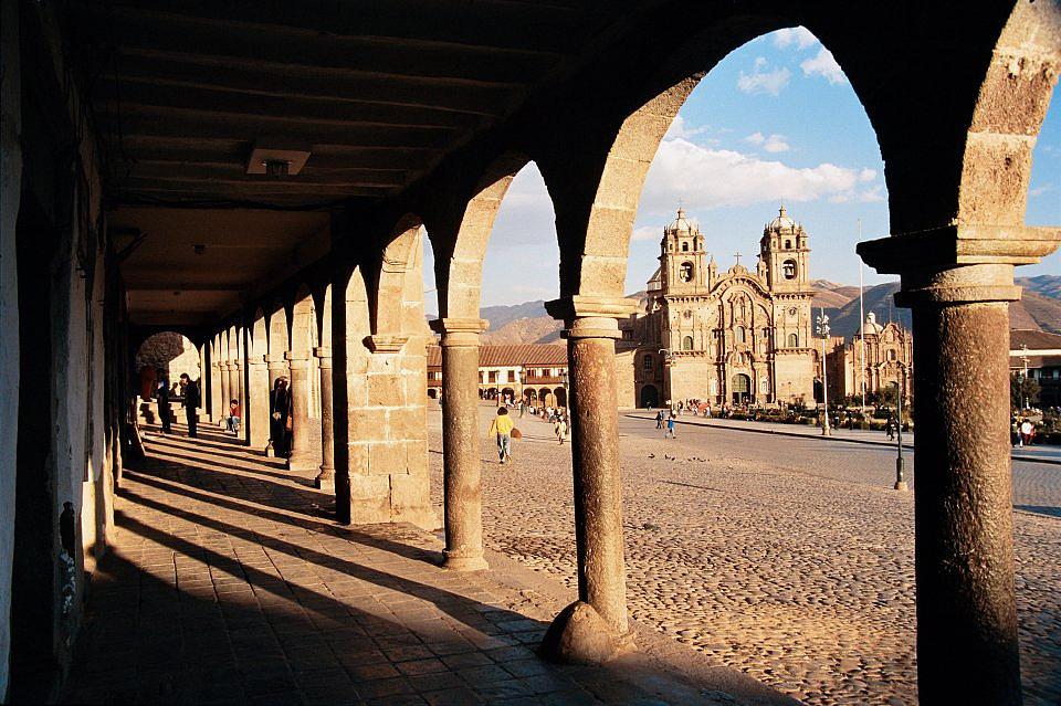 - SAQSAYHUAMAN: Localizado a 2km do centro de Cuzco, é um complexo arquitetônico monumental.