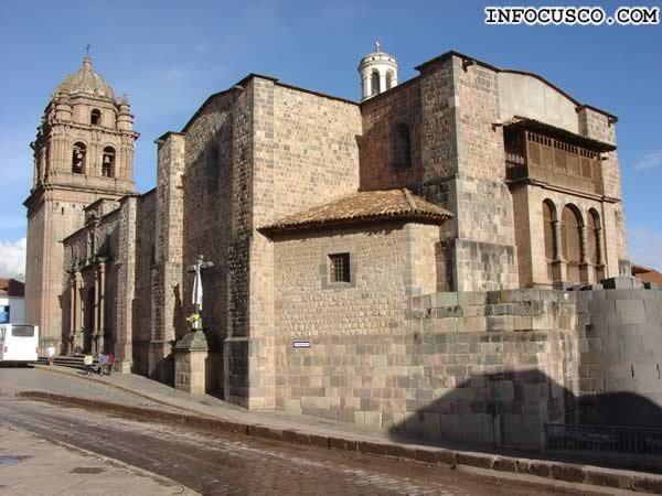 Enseguida vai visitar la CATEDRAL sua fachada é um sóbria edifício de estilo Renascimiento que contrasta com o estilo barroco e plateresco