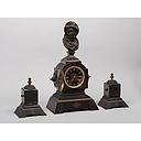 XIX Alber-Ernest Carriére-Belleuse (1824-1887) Garniture do Séc. XIX. Francesa em bronze patinado e mármore. Assinada. Constituída por Relógio, com máquina assinada "Charpentier & Cie - Paris".