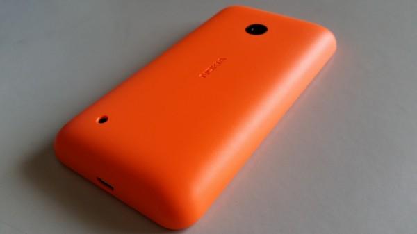Tal como o Lumia 630, as laterais são bastante simples e o obturador característico dos Lumia também não vem incluído neste modelo, devido às alterações que surgiram no Windows Phone 8.1.