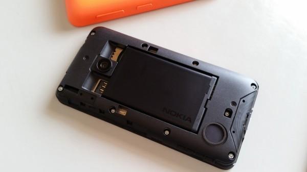 Dentro da caixa vêm apenas incluídos o Nokia Lumia 530, um carregador eléctrico, a garantia e a capa extra.