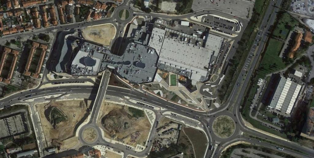 Na Quinta da Várzea, o estacionamento previsto tem dois segmentos distintos: nos dias úteis destinase a funcionar como parque dissuasor para quem vem de norte, nomeadamente de Palmela; na época