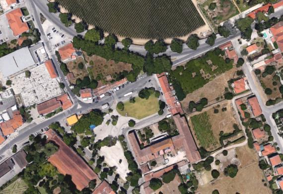 Em Brejos de Azeitão, na proximidade do Parque do Morango, existe oferta de estacionamento formalizada e também informal, que poderá ser utilizada para parquear automóveis, potenciando a realização