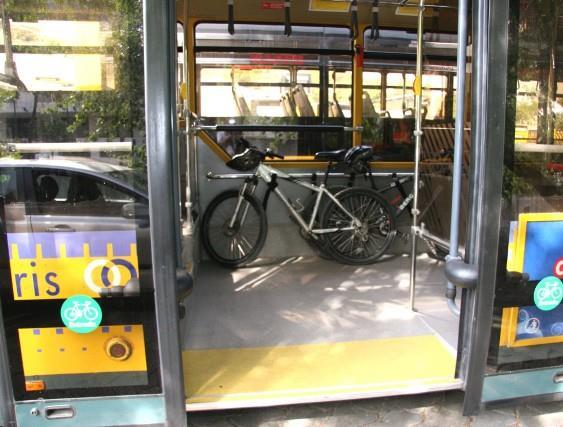 Neste âmbito, o operador deverá ser encorajado a adequar as suas viaturas ao transporte de bicicletas, por exemplo, através da colocação de braçadeiras de velcro na parede dos autocarros (vide Figura