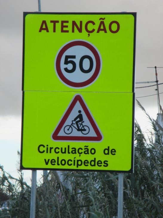 cidades, quando ausentes, as bicicletas devem circular nas vias de trânsito (desde que não exista sinalética em contrário), devendo cumprir o Código da Estrada como qualquer outro veículo motorizado