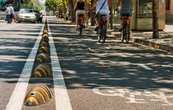 Devido à inexistência de uma divisão física entre o tráfego de bicicletas e o de carros e