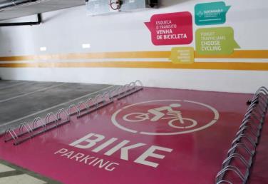 Em todos os novos empreendimentos comerciais, sugere-se a exigência de implementação de, no mínimo, um lugar de estacionamento para bicicletas