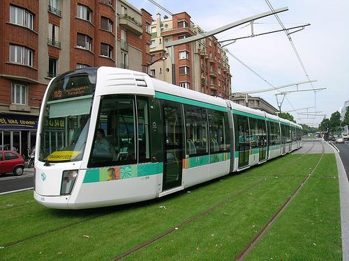 Sistema ferroviário ligeiro: estão incluídos neste tipo de sistemas os metros ligeiros e os elétricos (tram).