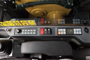 O console do assento do lado esquerdo controla a lâmina e/ou os estabilizadores, e pode ser inclinado para facilitar o acesso à cabina.