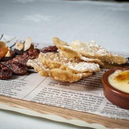 A cozinha do Parador A igreja, transformada numa sala de jantar principal, é sem dúvida um lugar incomparável para desfrutar da cozinha regional catalã.