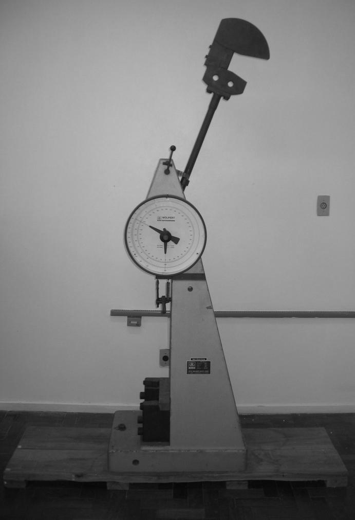 A B Figura 2. Representação dos corpos-de-prova obtidos (A) e o pêndulo de Charpy (B) (adaptado de MORESCHI, 2005). Figure 2.