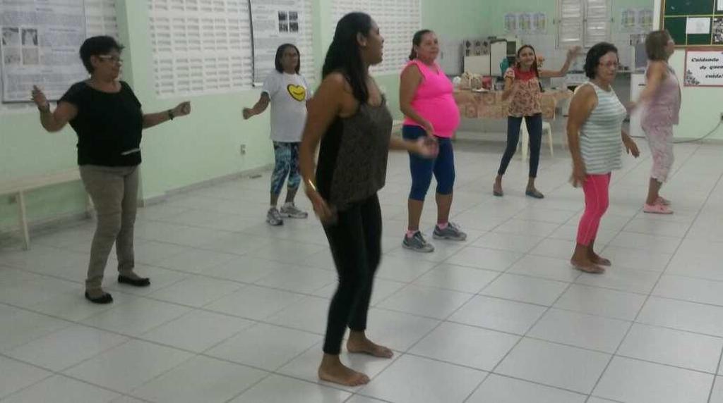 auxiliar os exercícios e material para uma gincana com jogos e brincadeiras, aulas de dança, aulas de alongamentos, exercícios com Pilates em solo, exercícios com Pilates com bola, aulas de