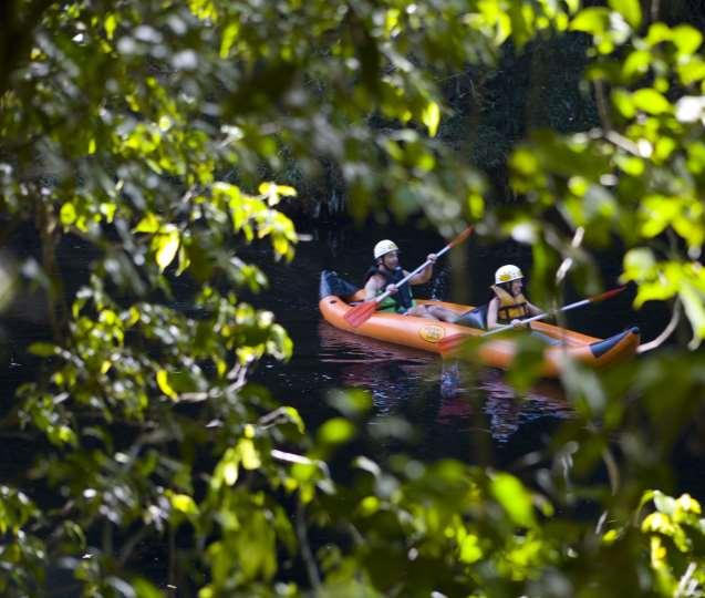 ATIVIDADES Canoagem A bordo de caiaques infláveis, os participantes percorrem 3 km sobre as águas cristalinas do rio Itatinga.