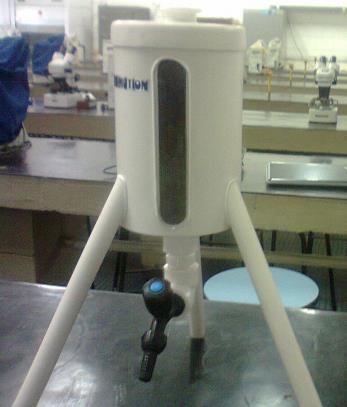 O líquido extrator foi submetido ao rotaevaporador (Figura 8) sob pressão reduzida, em temperatura menor que 45 C obtendo-se o extrato etanólico bruto (EEB) (PRISTA, 1995).