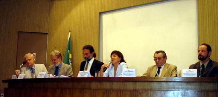 2004 30 de agosto Em cerimônia no auditório do INCQS, com a presença dos presidentes do Inmetro e da Fiocruz, são assinados os Contratos de Acreditação dos ensaios do DQ, DM, DFT e Laboratório de