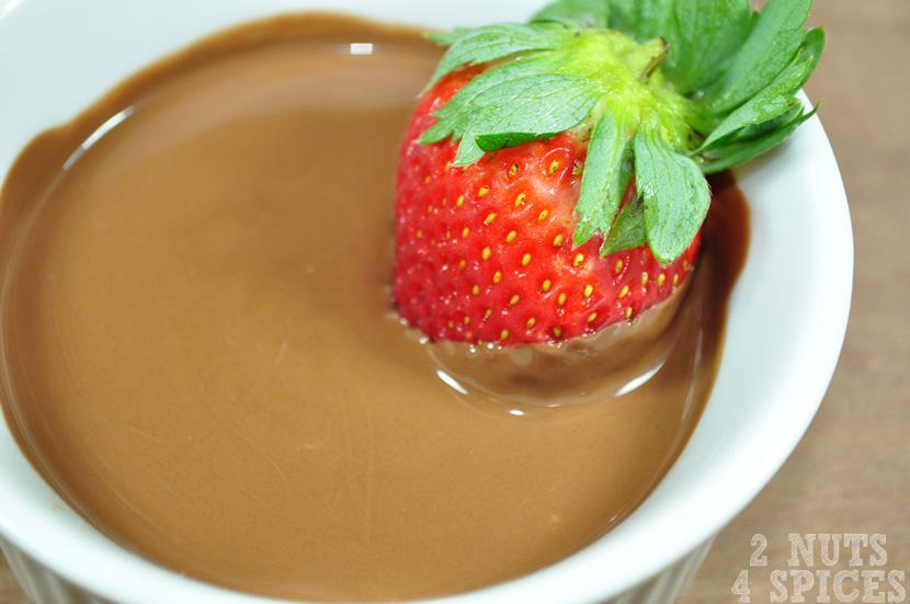 Coloque o chocolate num recipiente fundo e estreito, pois assim o chocolate derretido ficará numa boa quantidade para banhar os