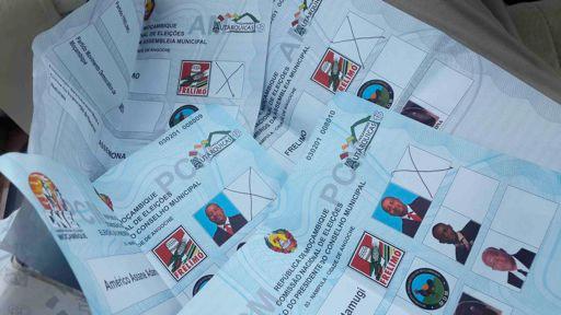 Boletins pré-marcados encontrados em Angoche Boletins de voto pré-marcados a favor do candidato da Frelimo foram encontrados em Angoche, no dia da votação, numa residência, longe das assembleias de