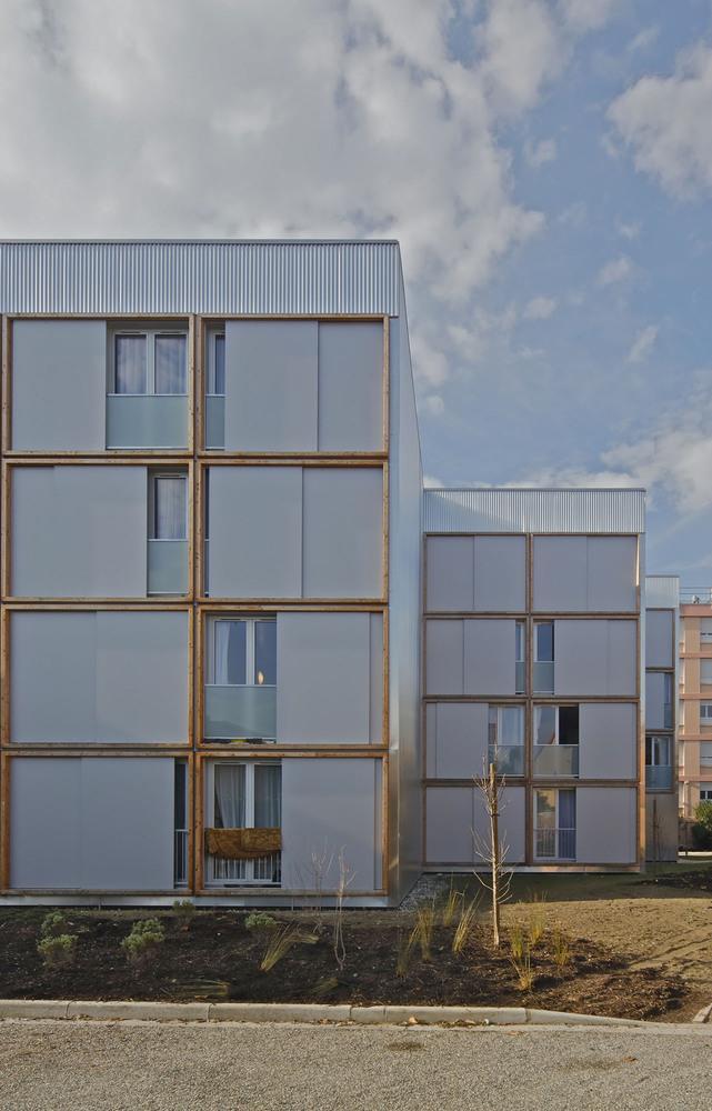 HABITAÇÃO SOCIAL EM TOULOUSE Este complexo habitacional foi construído em Toulouse, na França, pelo fabricante de CLT Woodeum, no ano de