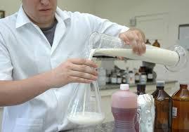 ACIDEZ O leite pode ser considerado como uma solução tampão: uma grande gama de componentes atua como fracos ácidos (ácido láctico, cítrico e fosfórico)