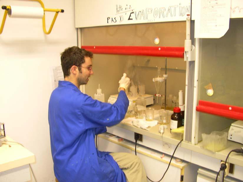 Algumas gotas de água purificada (milliq) utilizadas para lavar o béquer são também transferidas para o tubo de ensaio.