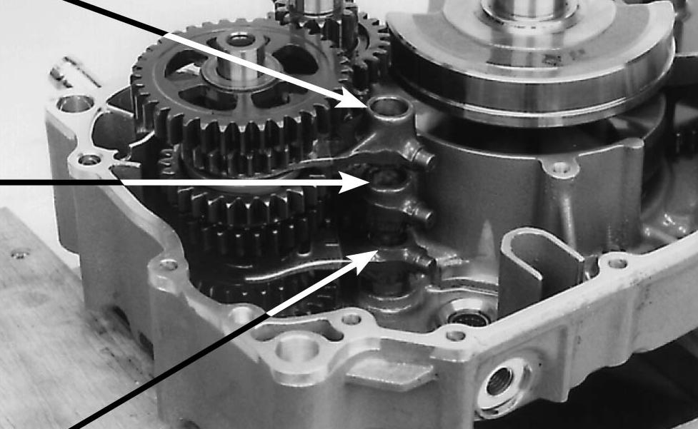 Instale a árvore primária e a árvore secundária como um conjunto na carcaça esquerda do motor.