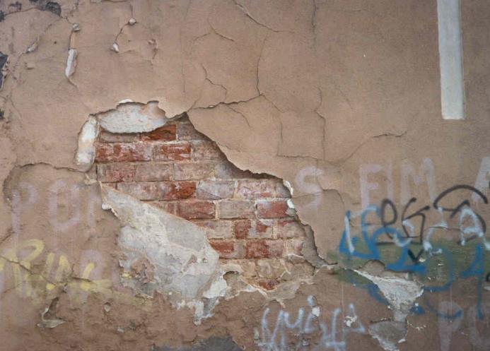 Outro problema associado a danos na superfície da parede são os problemas de humidade. A higroscopicidade dos materiais é indicada como a mais provável causa para este tipo de problemas.