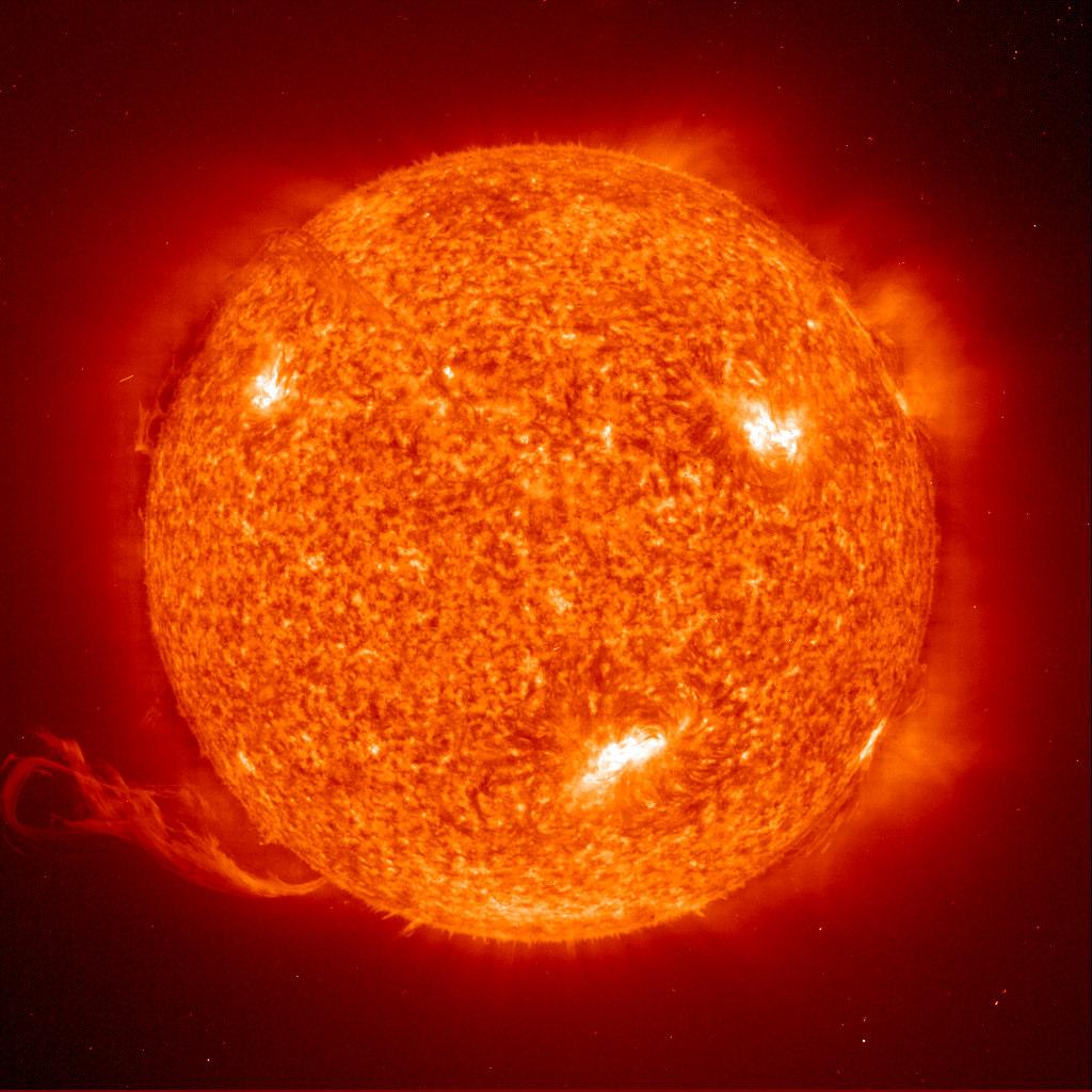 (http://umbra.nascom.nasa.gov/images/eit_19970914_0121_304.gif ) No caso do Sol temos R s = 2954m.