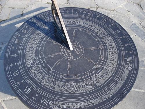 4. Tipos de Relógio 4.1. Relógio de Sol O primeiro relógio de Sol conhecido foi construído em meados de 1500 AC no Egito.