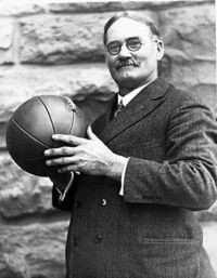 HISTÓRIA DO BASQUETEBOL NO MUNDO O criador do basquetebol foi o canadense James Naismith, no ano de 1891, incentivado por Luther Halsey Gullick, diretor do Springfield College, colégio internacional