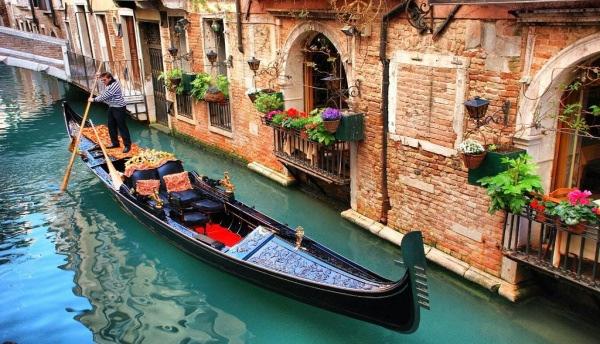 Veremos a Piazza San Marco, um imenso e majestoso salão de céu aberto, o Palazzo dei Dogi, a ponte dos suspiros e a ponte Rialto.