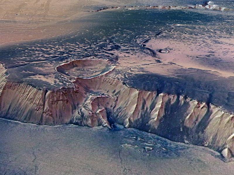 , Mars Express, DLR, ESA Cratera de Huygens Superfícies baixas Echus Chasma: Canal com 4 km de